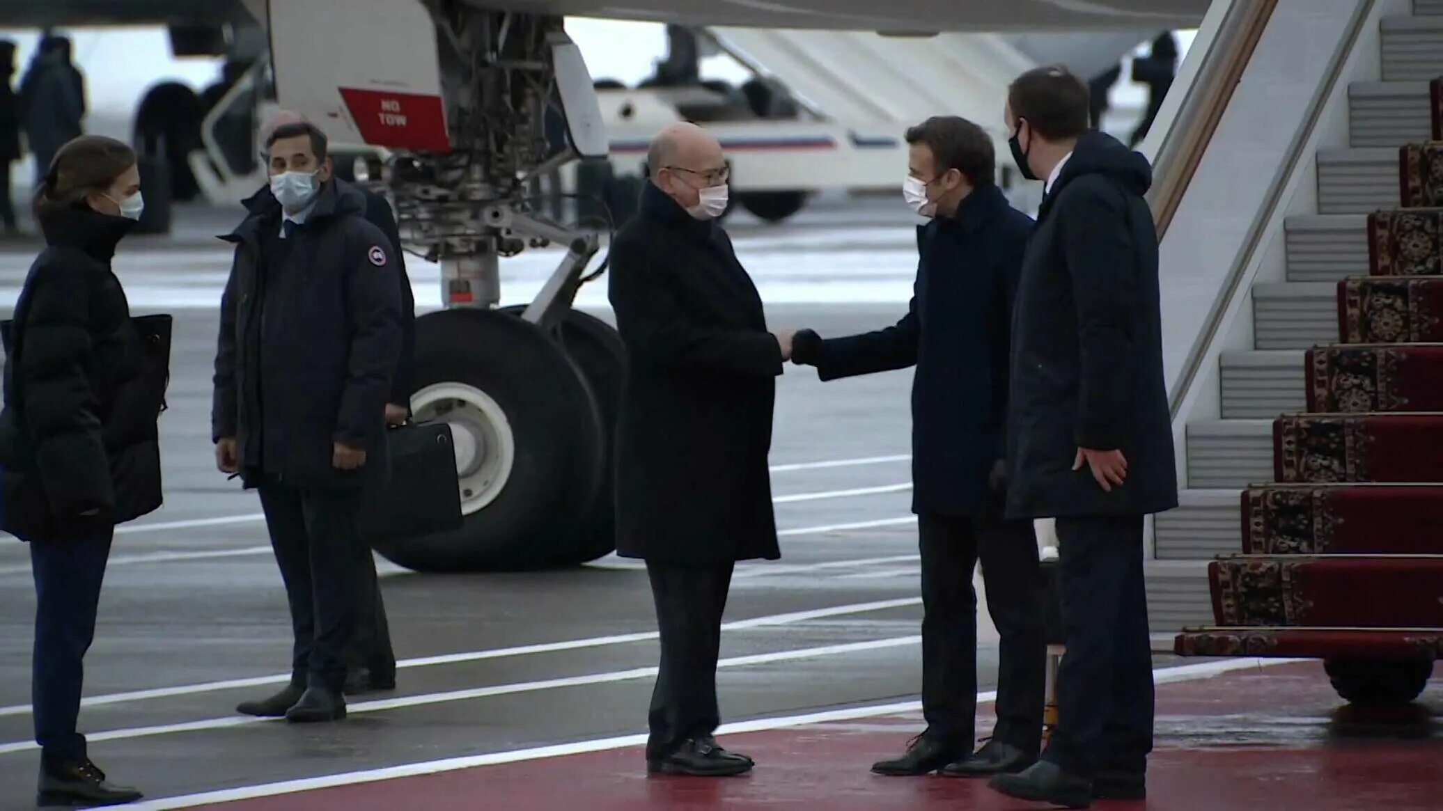 Эммануэль Макрон 2022. Макрон прибыл в Москву на переговоры с Путиным. Макрон прибыл в Москву. Эммануэль Макрон самолет.