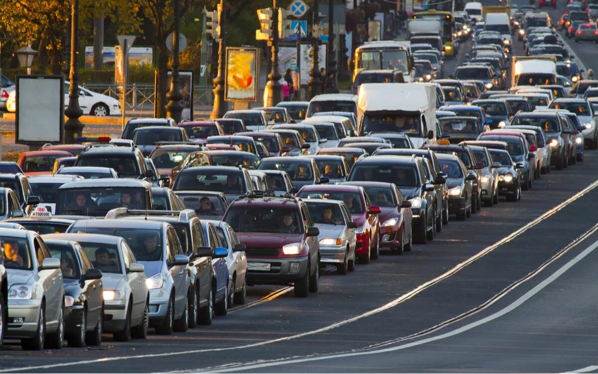 Трафик traffic. Автомобильная пробка. Много машин в городе. Поток машин. Автомобильный транспорт.