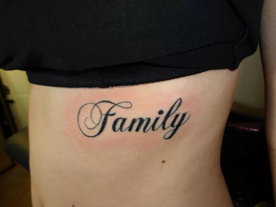 Тату надпись family. Семейное тату. Татуировки надпись семья. Тату надпись фэмили. Татуировки надпись семья.