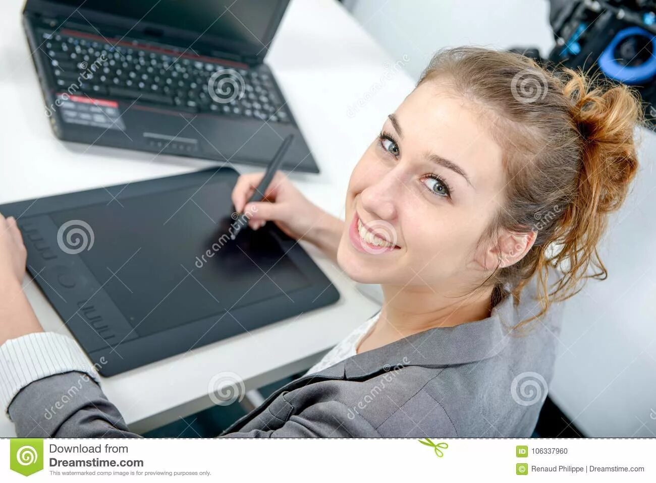 Включите девок молодых. Девушка с графическим планшетом. Девушка с ноутбуком и графическим планшетом. Женщина редактор. Девушка за графическим планшетом.
