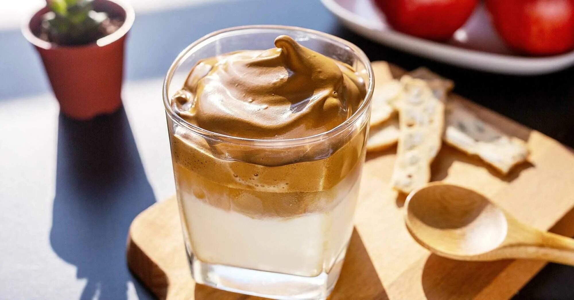 Кофе по корейски дальгона. Кофе дальгона и десерт. Дальгона латте. Дальгона это. Далгона кофе корея.