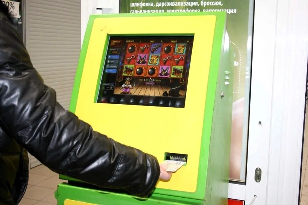 Игровой терминал. Игровой терминал автомат. Игровые автоматы в виде терминала. Азартные игровые автоматы в торговых центрах.