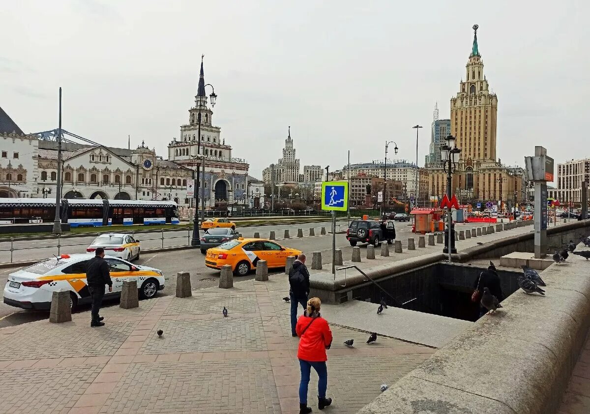 Москва какая готовность. Площадь 3 вокзалов в Москве. Комсомольская площадь 3 вокзала. Метро Комсомольская площадь трех вокзалов. Три вокзала Казанский Ленинградский Ярославский.