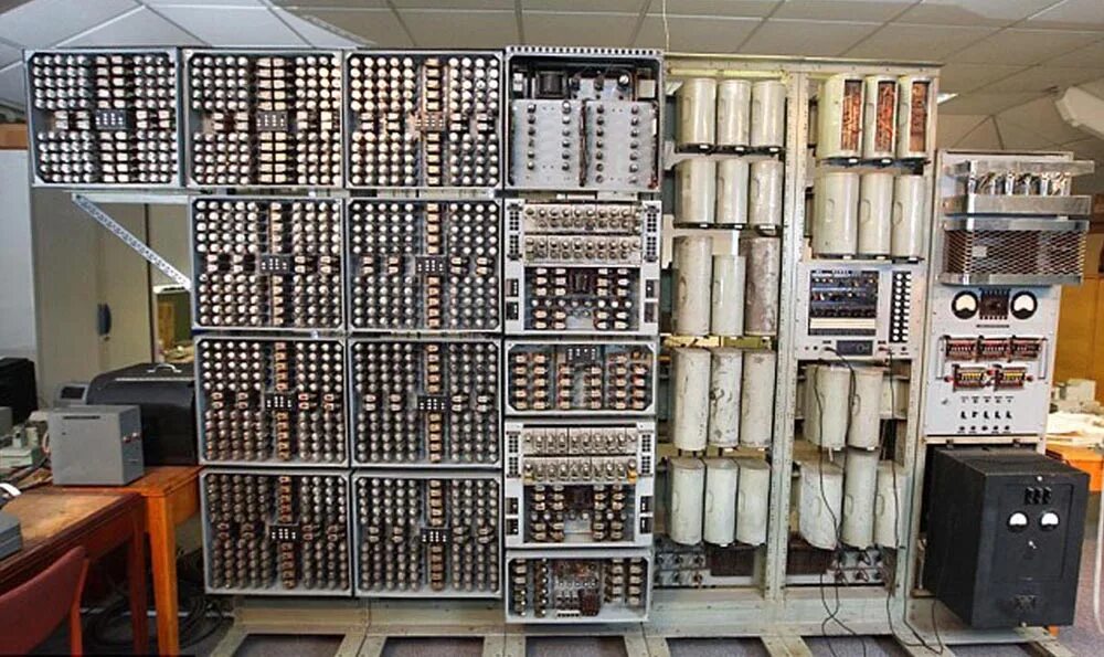 Старые эвм. Harwell dekatron computer 1951 года. старые огромные компьютеры. большие эвм старые.