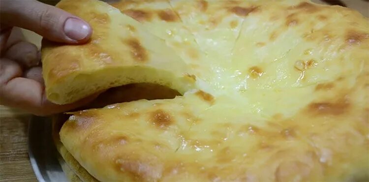 Осетинские пироги рецепт с сыром и картофелем. Осетинский пирог с картошкой и сыром. Осетинские пироги с сыром и картофелем. Осетинские пироги с сыром. Пирог с картошкой и сыром.