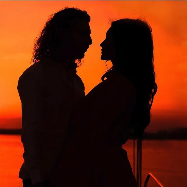 парочка романтика. влюбленные на закате. расставание абстракция. силует женшины и мужчины. романтика поцелуй.