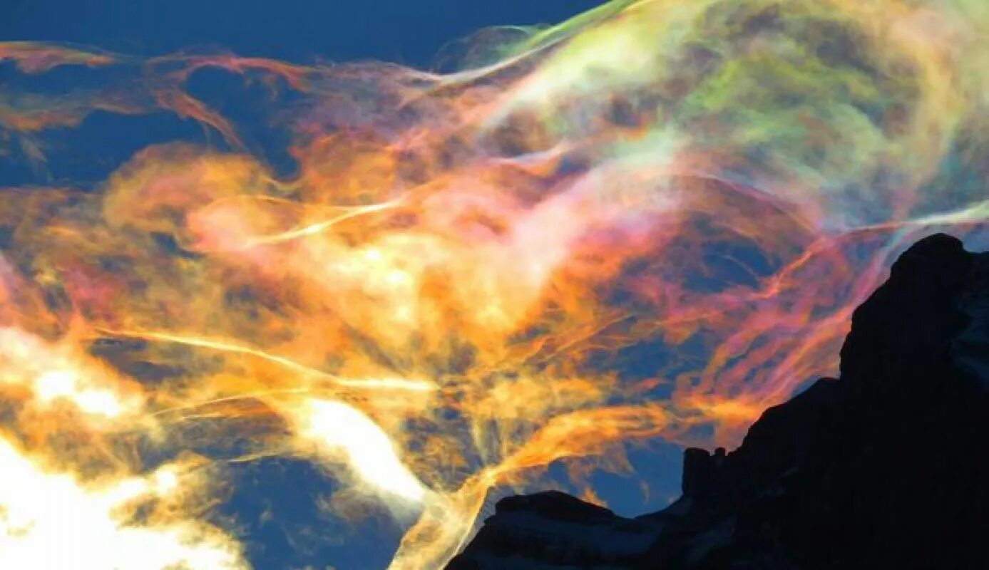 Необыкновенное зрелище. Радужные облака в горах. Радужные облака явление. Иризация облаков. Небесные аномалии.