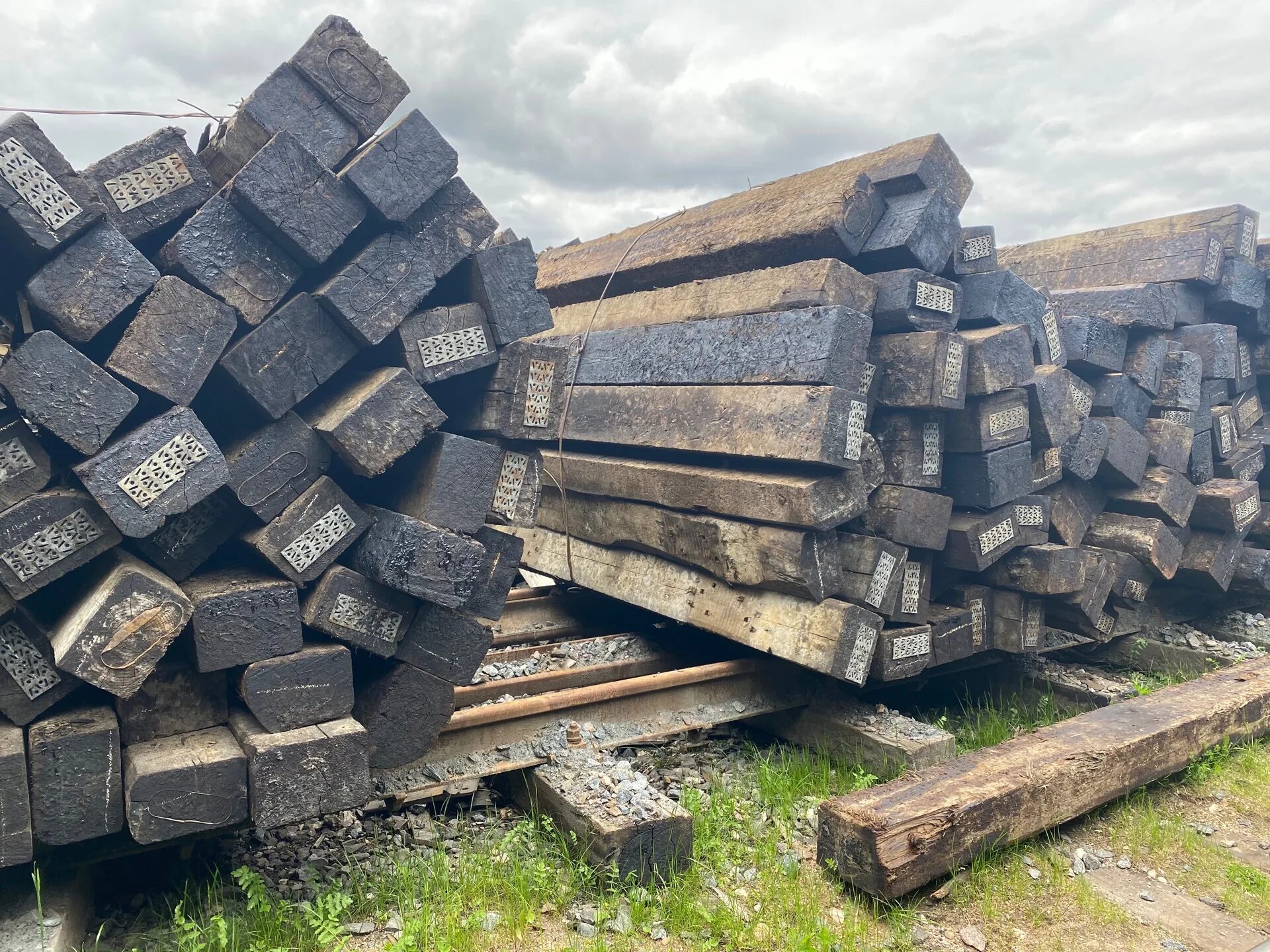 Шпала непропитанная 1 тип дерево. Чем пропитывают шпалы. Креозот шпалы. Креозот каменноугольный. Шпалы непропитанные для железных дорог 1 тип.