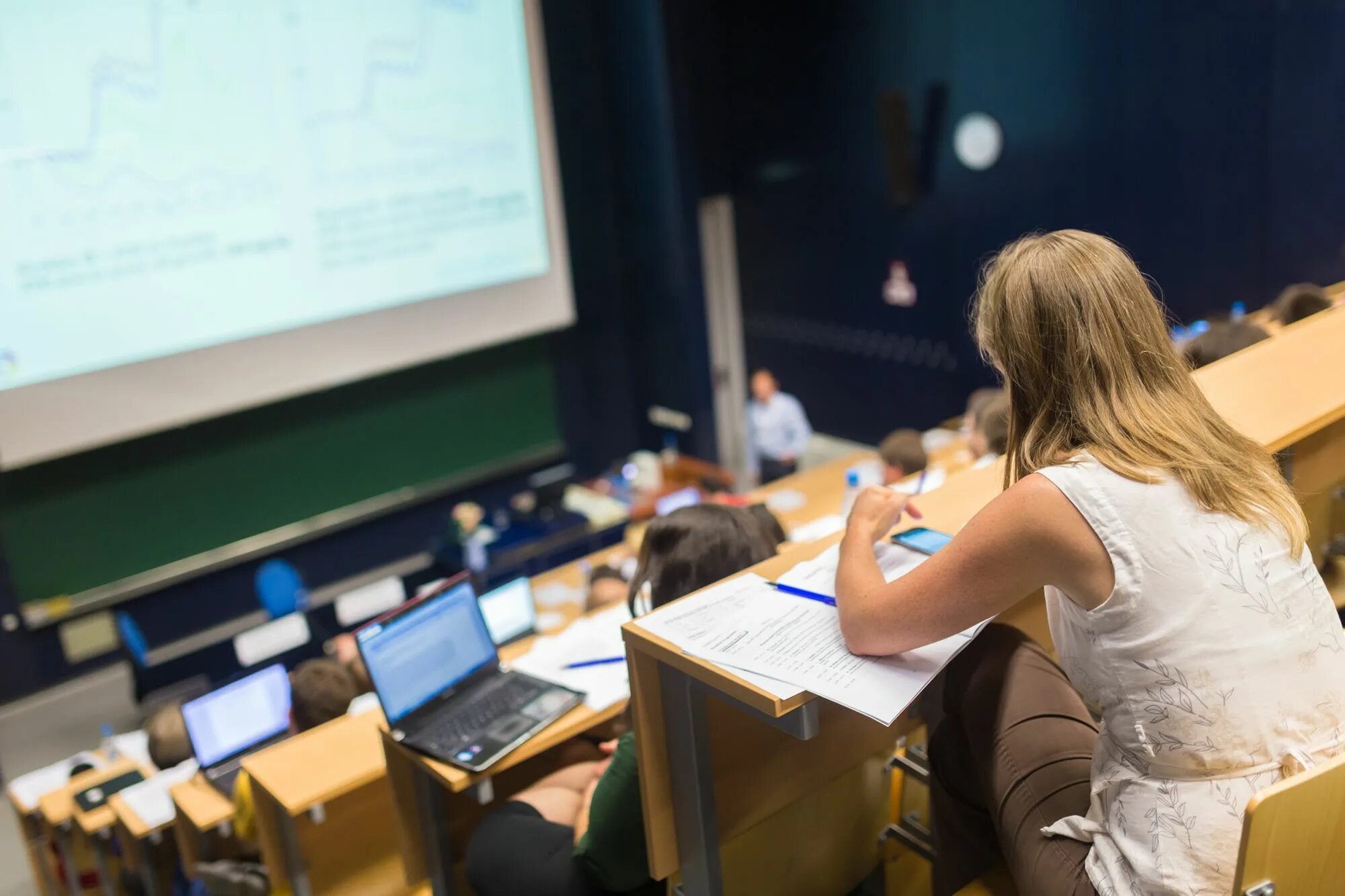 The students are the lecture. Студенты в аудитории. Лекция в аудитории. Люди сидлчь в аудитории. Лекция в университете.