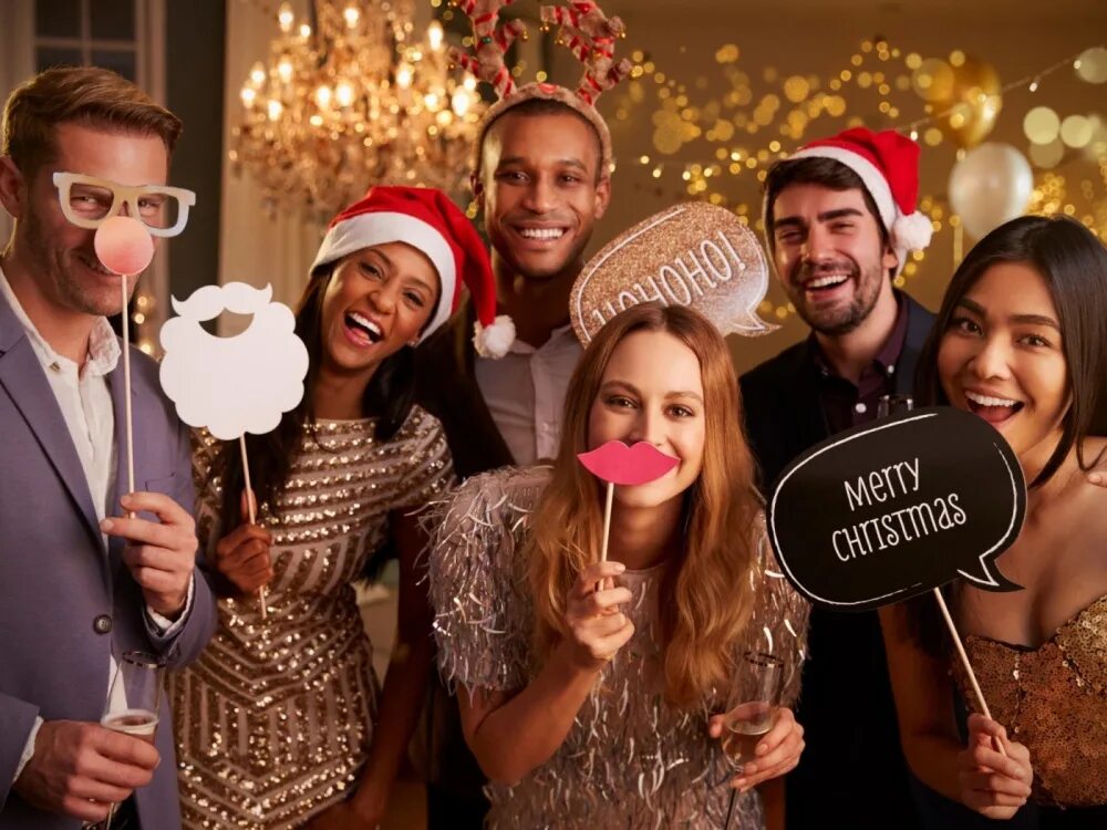 Новый год подготовка к празднику. Тематика для корпоратива на новый год. Снеговик красивый. Новый год праздник семья. Люди отмечают новый год.