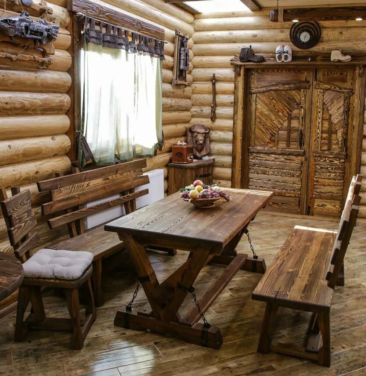 Шкаф в предбанник. Интерьер бани. Дверь в помывочную бани. Кело артель данила макар и братья интерьер. Деревянные предбанники.