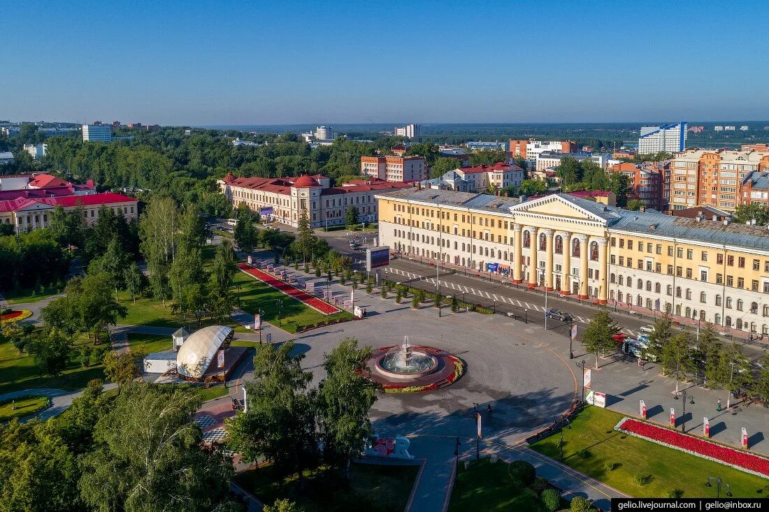 Город томск страна. Томск новособранная площадь. Томск Ново-Соборная площадь. Новособорная площадь Томск летом. Новая площадь Новособорная в Томске.