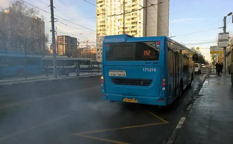 Загрязняет ли троллейбус воздух. Автобус загрязняет воздух. транспорт москвы 2010. троллейбус загрязнение воздуха. дизельный автобус коптит.