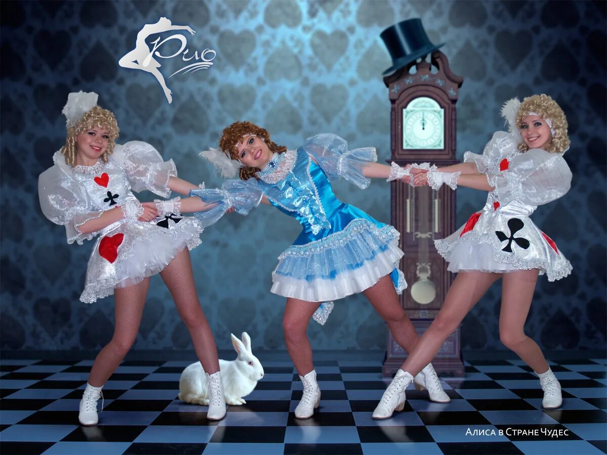 алиса в стране чудес танец алисы. алиса в стране чудес танцы. алиса какие танцы. илья кленин танцы на тнт. доценко танцы на тнт.