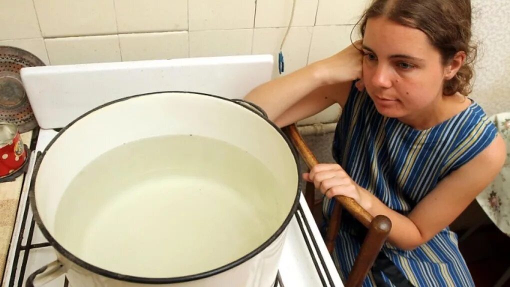 Горячей воды а также. Тазик с горячей водой. Мыться в тазике. Мыться из тазика. Мытье без горячей воды.