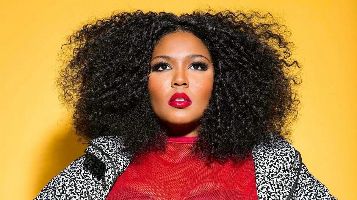 Толстая певица lizzo. Lizzo перевод. Lizzo перевод. Lizzo перевод. Певица лиззо биография.
