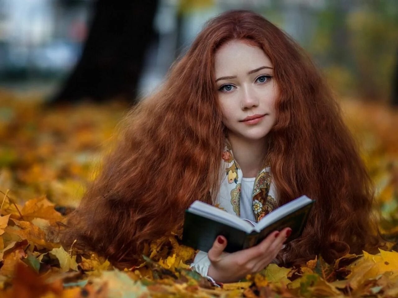 Девушка осень. С рыжей в парке. Рыжая девушка в осеннем парке. С рыжей в парке. В парке с рыжей.