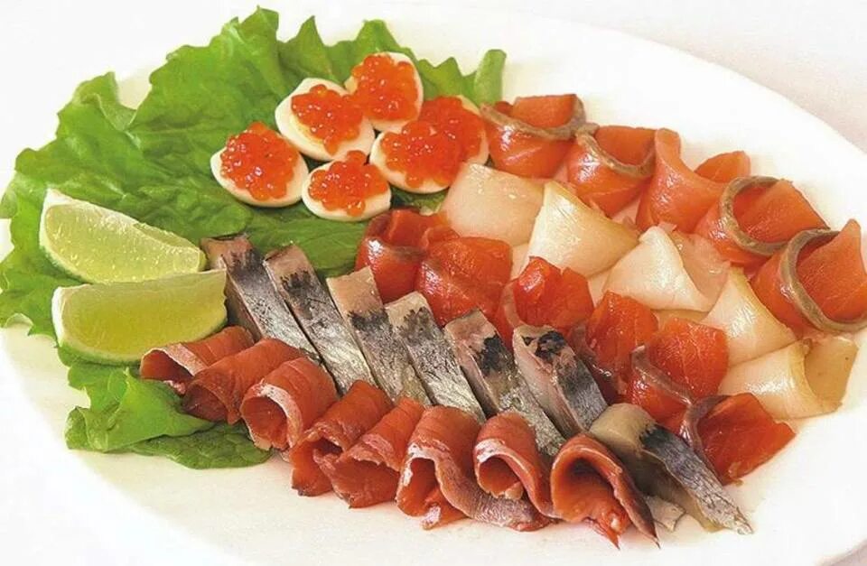 Рыбная нарезка. Сон нарезать рыбу. Чавыча сашими. Рыбное ассорти на праздничный стол. Семга нарезанная.