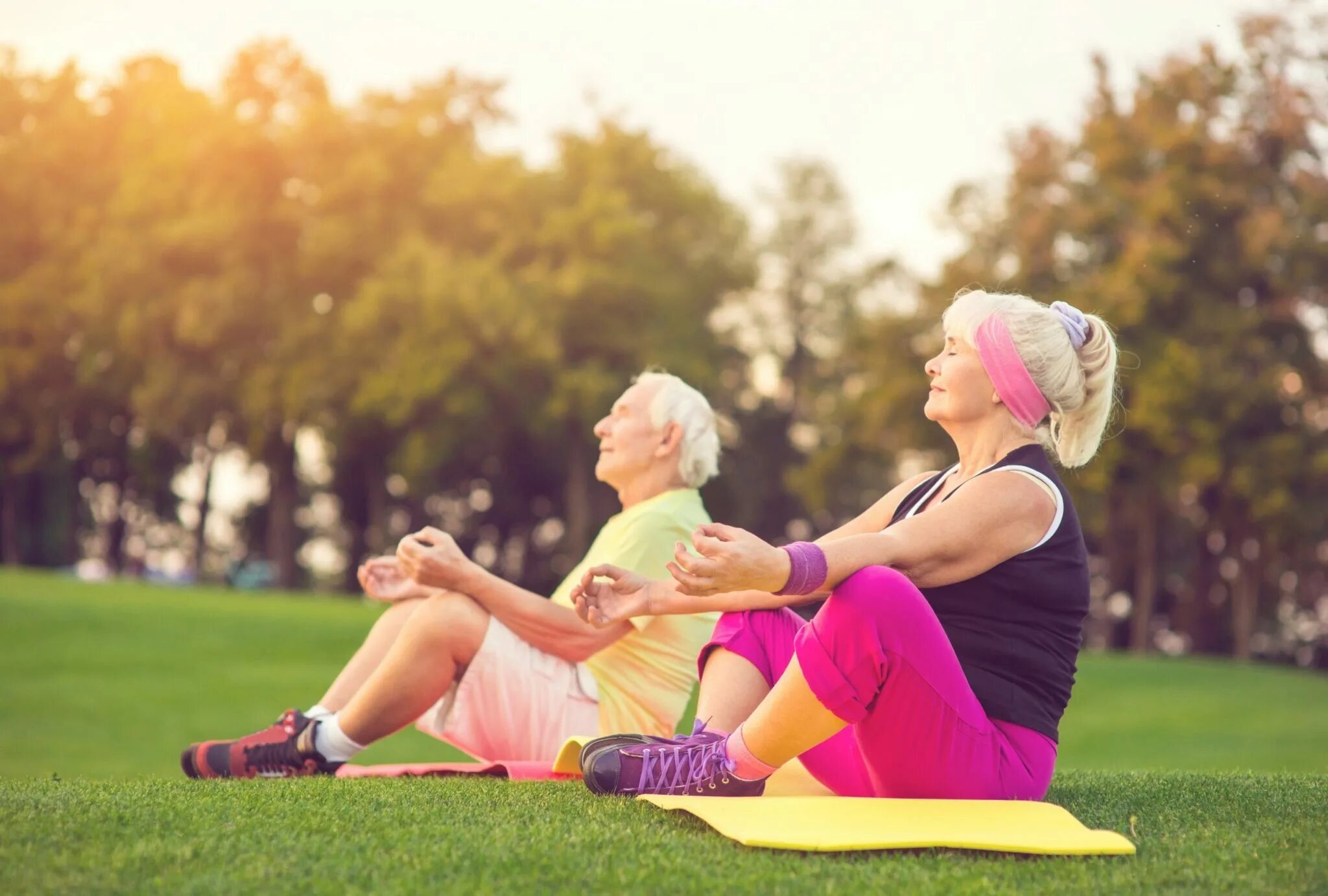 Долголетие без. Занятия спортом на свежем воздухе. Физкультура для пожилых. Йога для пожилых людей. Йога бабушка.