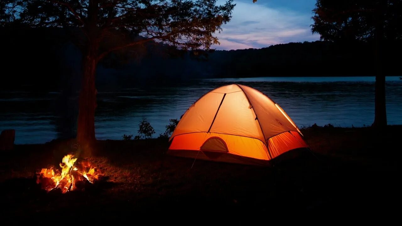 Ночь на 4 м круге. Глэмпинг костер. Палатка у озера. Красивая палатка. Палатка на природе ночью.