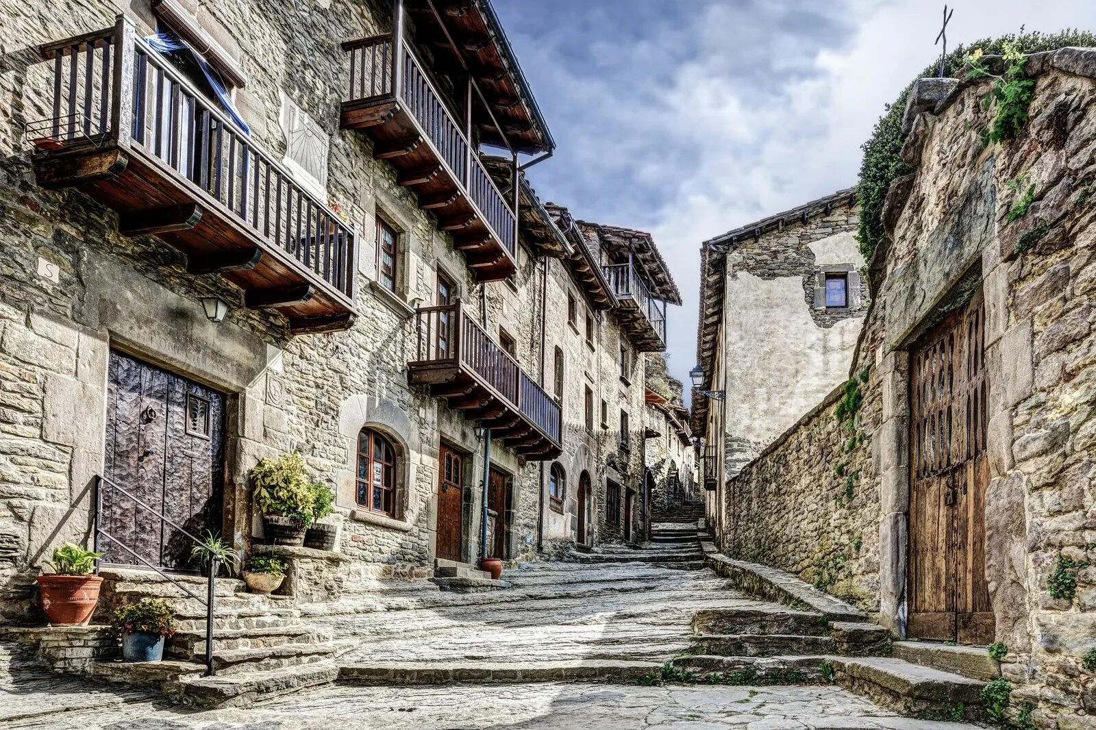 This old town. Рупит Каталония. Рупит Церковь Испания. Старинные улочки городков Приморья Италии. Осуна Испания улочки.