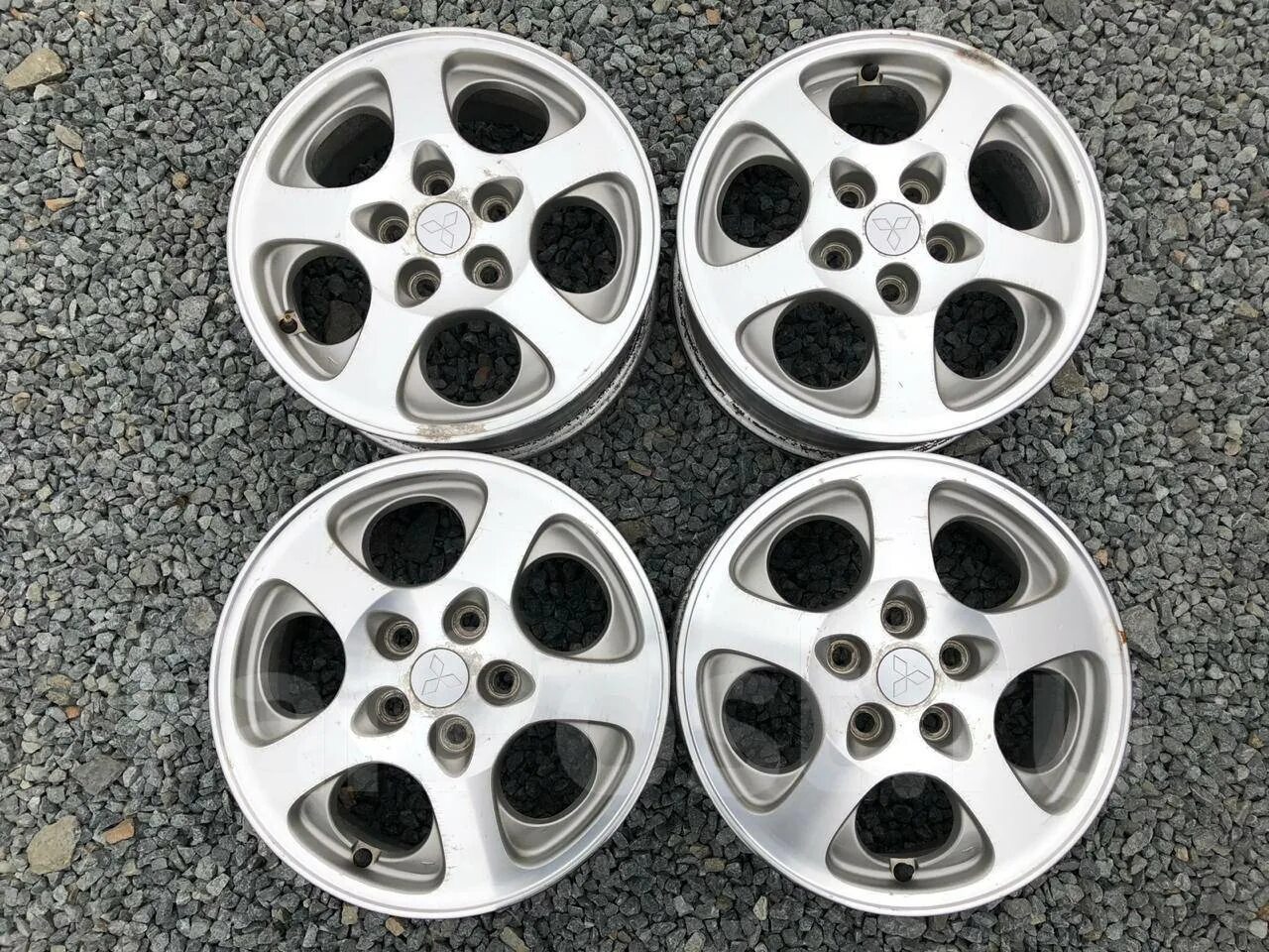 Mitsubishi r16. Диски Mitsubishi r16. Диски r16 5x114.3 Mitsubishi. Литые диски r16 Мицубиси. Диски Mitsubishi r16 5 114 3.