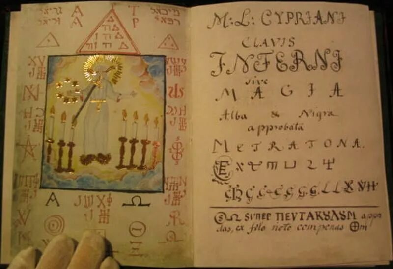 Магия на латыни. Древнее заклинание на латыни. латинские магические заклинания. древние заклинания на латыни. древние книги заклинаний на латыни.