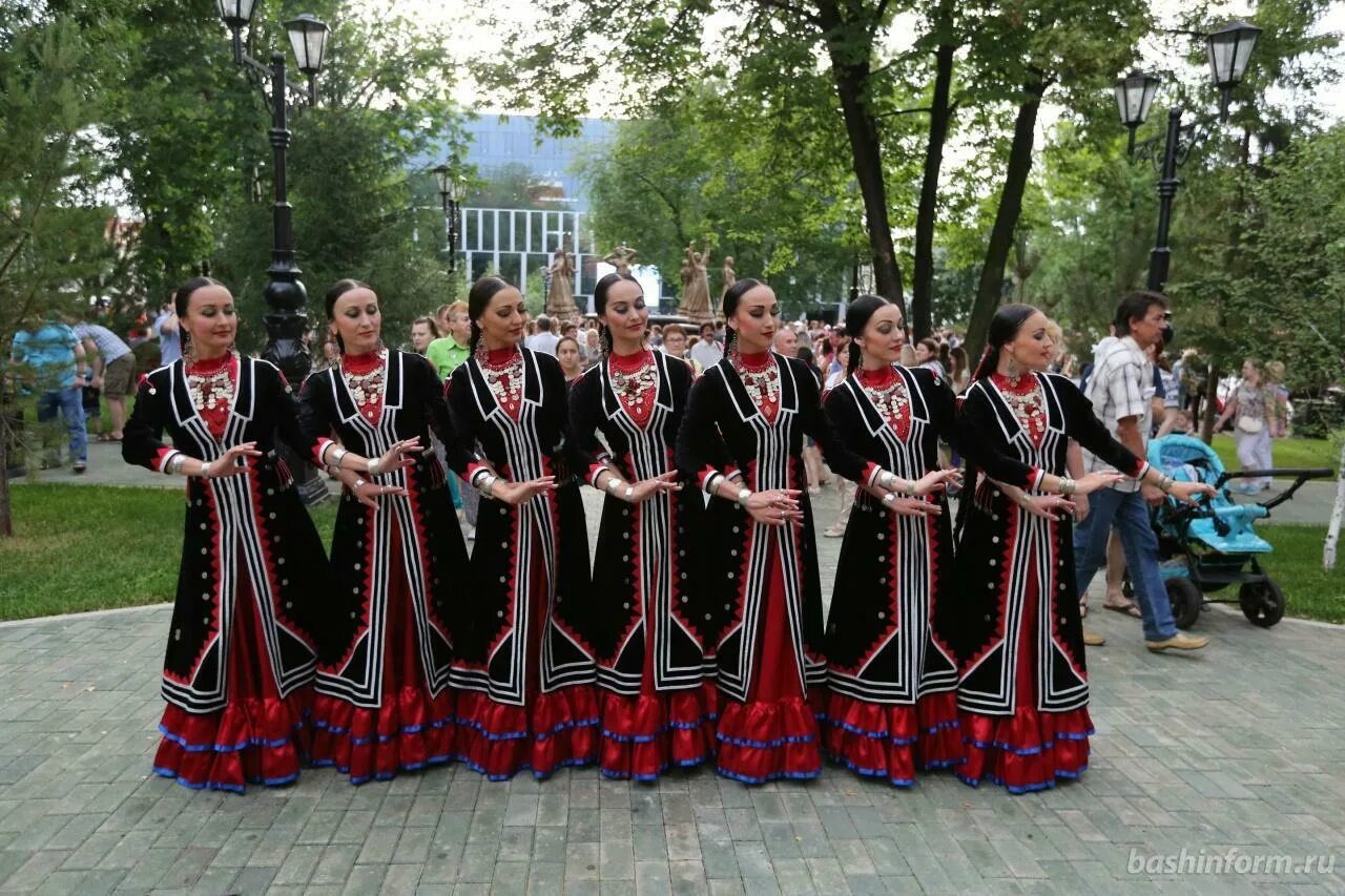 Файзи гаскарова уфа. Семь девушек Файзи Гаскарова. Семь девушек танец Файзи Гаскарова. Костюмы ансамбля Файзи Гаскарова.