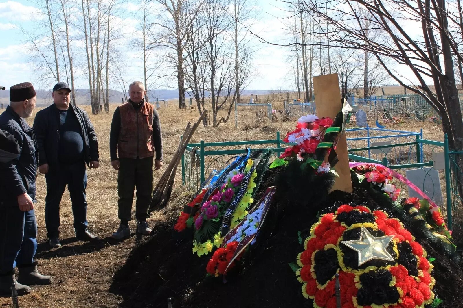 Погребение участника сво. Могилы погибших на Украине. Прощание бойца Вагнер Адиуллиным Денисом.