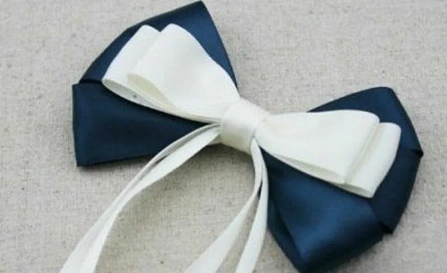 Техника плоский бант увеличение. Бантик из ленты. Плоский бант. Бантики двухцветные из атласных лент. Бант на пояс из атласной ленты.