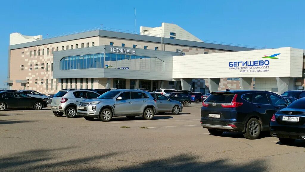 Стоянка аэропорт бегишево нижнекамск. Парковка в аэропорту бегишево. Нижнекамск аэропорт нижнекамск. Парковка аэропорт нижнекамск. Аэропорт набережные челны.