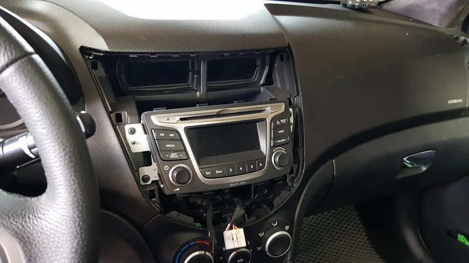 Установка магнитолы на хендай солярис. 2 din магнитола в хёндай ix 35. хендай солярис1 с 2дин могитолой. 2х диновая автомагнитола в солярис 1.
