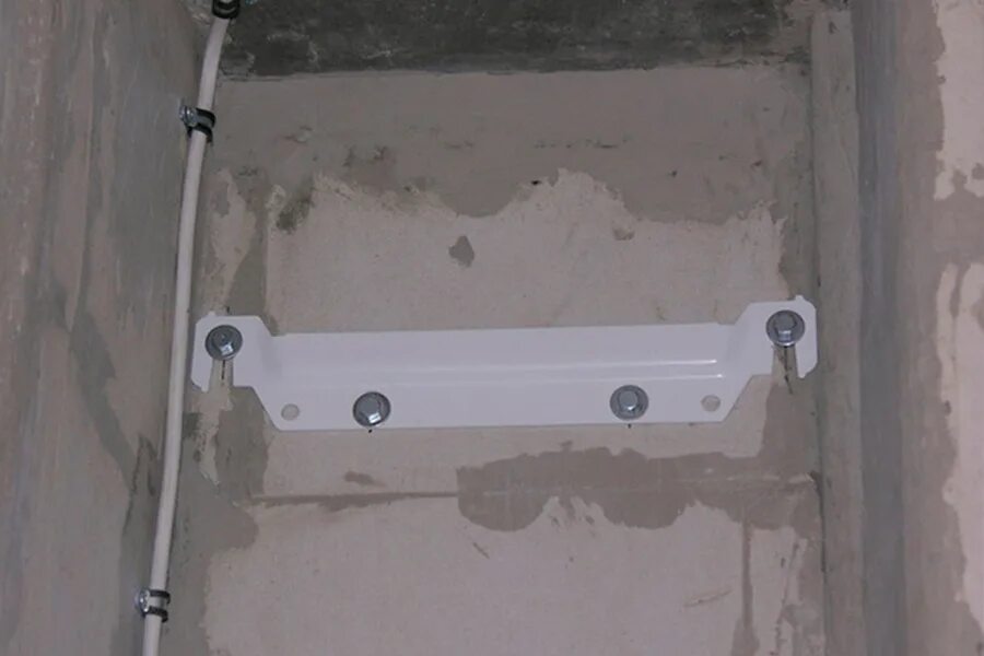 Способ крепления водонагревателя. Крепление водонагревателя аристон 100 литров к стене. Планка для крепления водонагревателя. Крепление бойлера аристон 100 литров к стене. Крепеж для бойлера дражице.