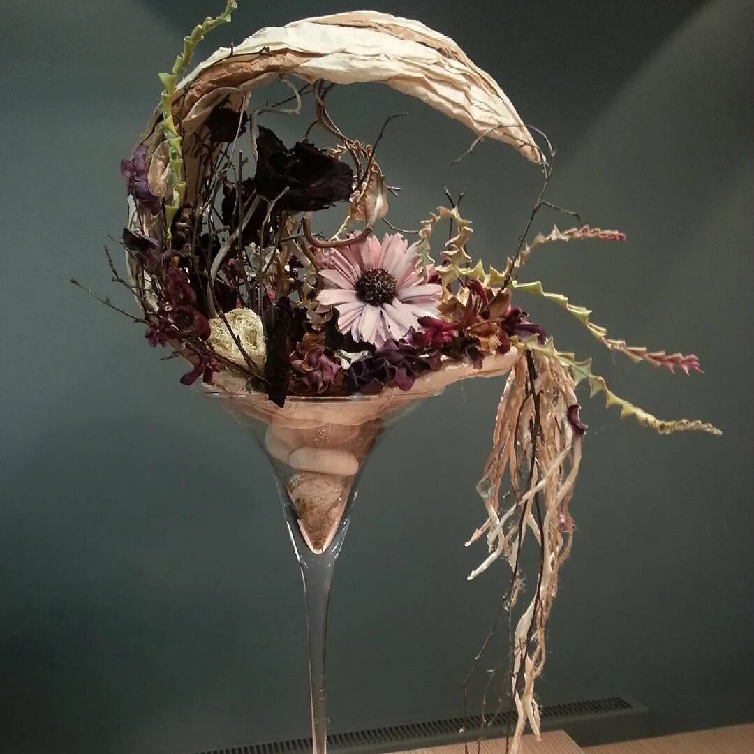 Весенние композиции из природного материала. Композиция с использованием. Вегетативный стиль во флористике. Декоративная цветочная композиция. Композиция интерьерная.