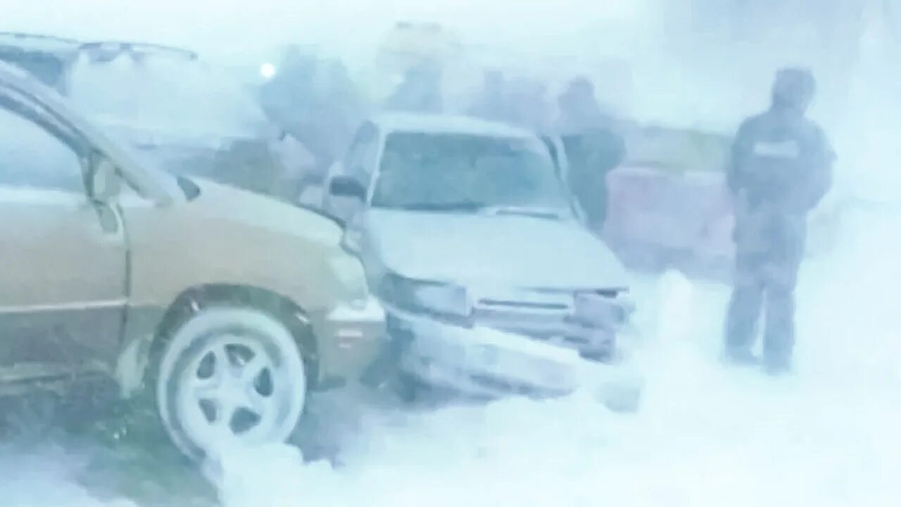 Метели не прекращались в течении. Снежные заносы в Челябинской области. Метель на трассе. Сильная метель на дороге. Сильная метель на автодороге.