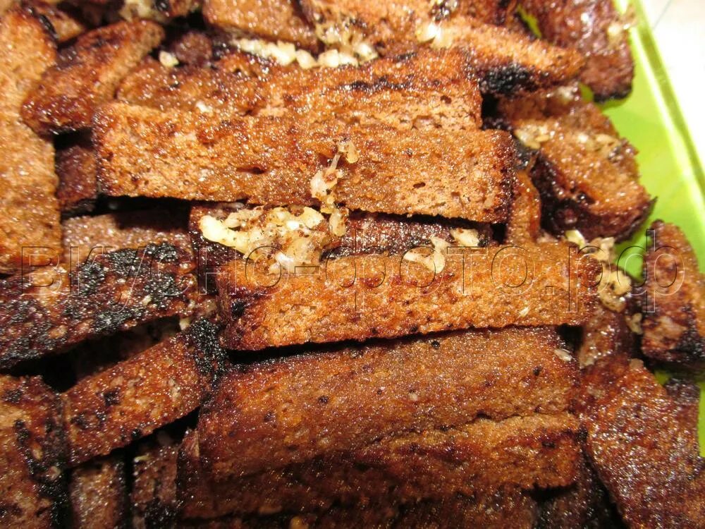Жареные гренки. Гренки с колбасой и яйцом. Гренки дьябло. Гренки с сыром на сковороде. Жареный черный хлеб на сковороде.