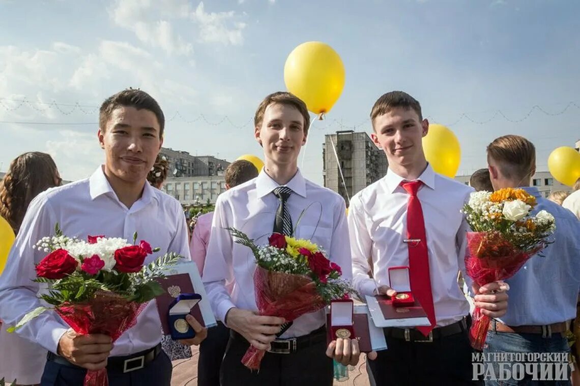 Вручение золотой медали. Медаль "выпускник". Счастливый выпускник школы с медалью. Лучшие выпускники вручение медалей.