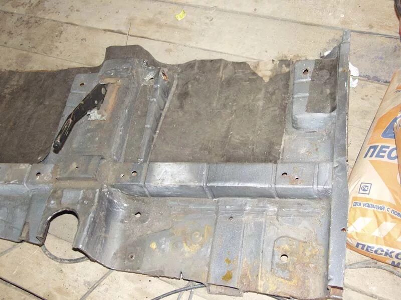 Газ в пол. Коврик пола кабины урал 5557я-5109010. Пол газ 3307. Переварка кабины газ 3307. Пол в газ 53 кожей.