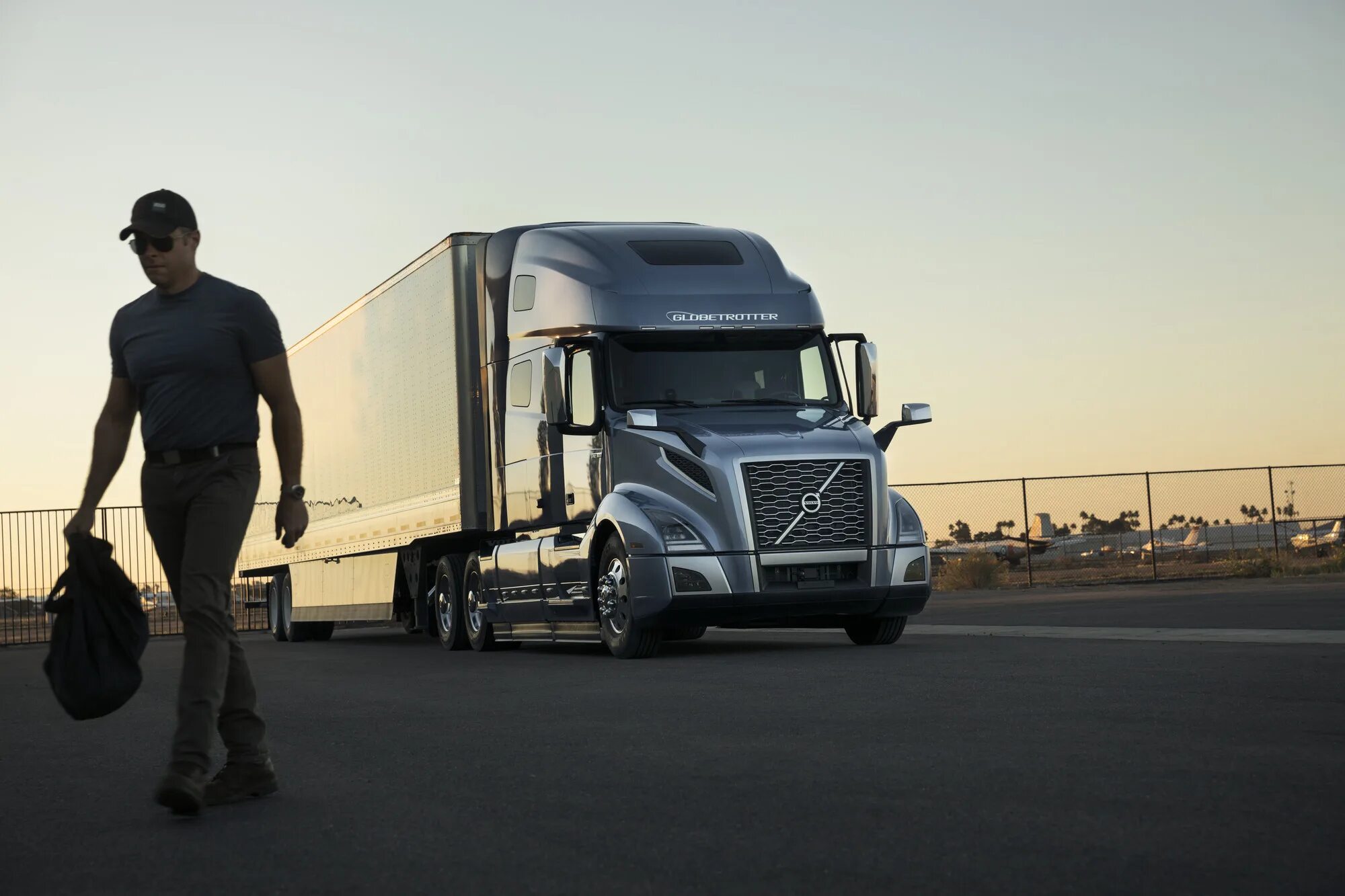 Бегун дальнобойщик. Volvo Truck. Водитель грузовика. Дальнобойщик. Крутой водитель грузовика.