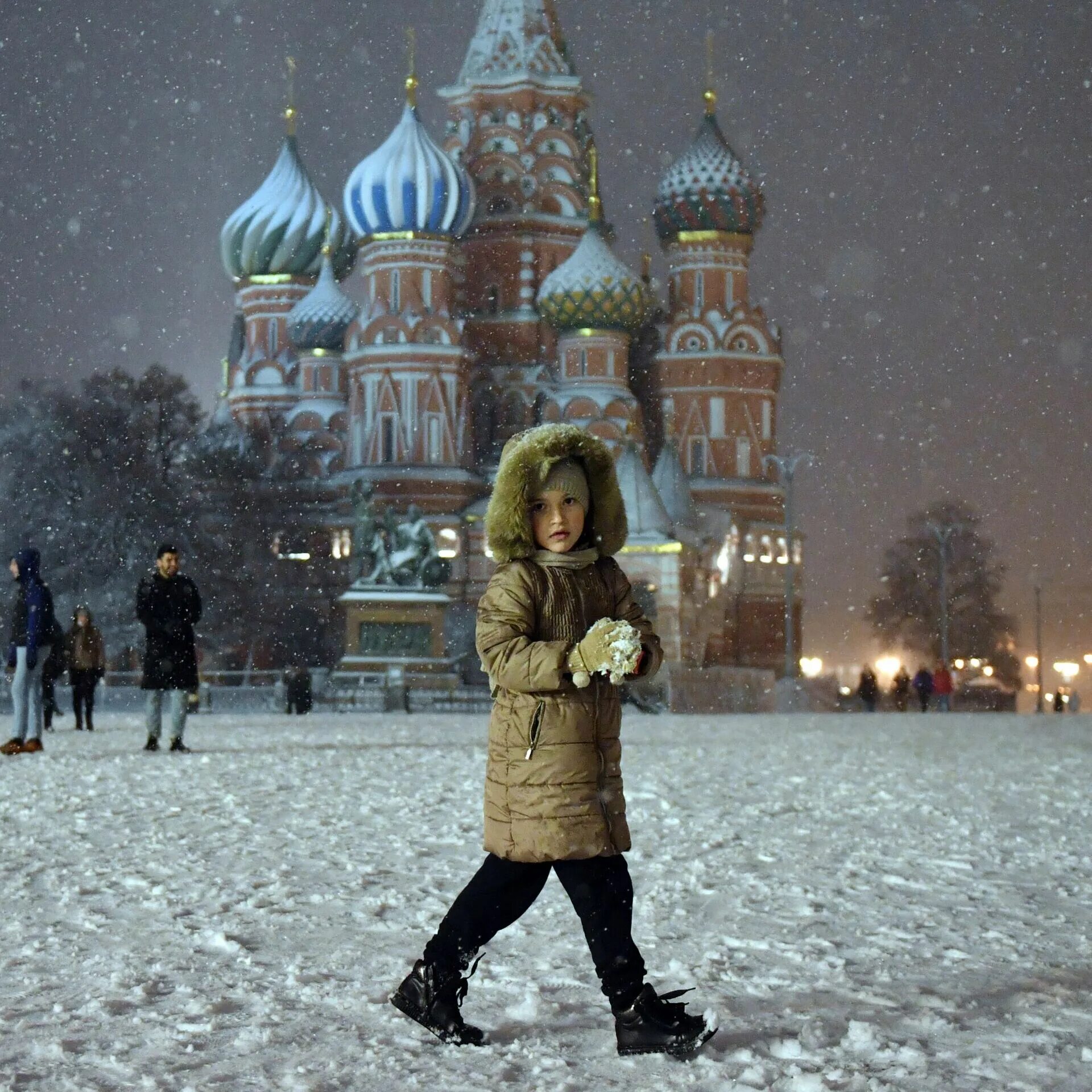 Москва какой будет зима. Зимняя Москва. Москва зимой. Красная площадь фотосессия зима. Красная площадь Москва зима.