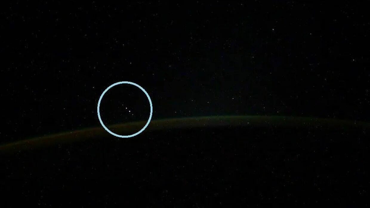 Видеть 5 22. МКС странный объект. МКС засняла НЛО. Метеориты и МКС. МКС В Санкт-Петербурге засняли на видео.