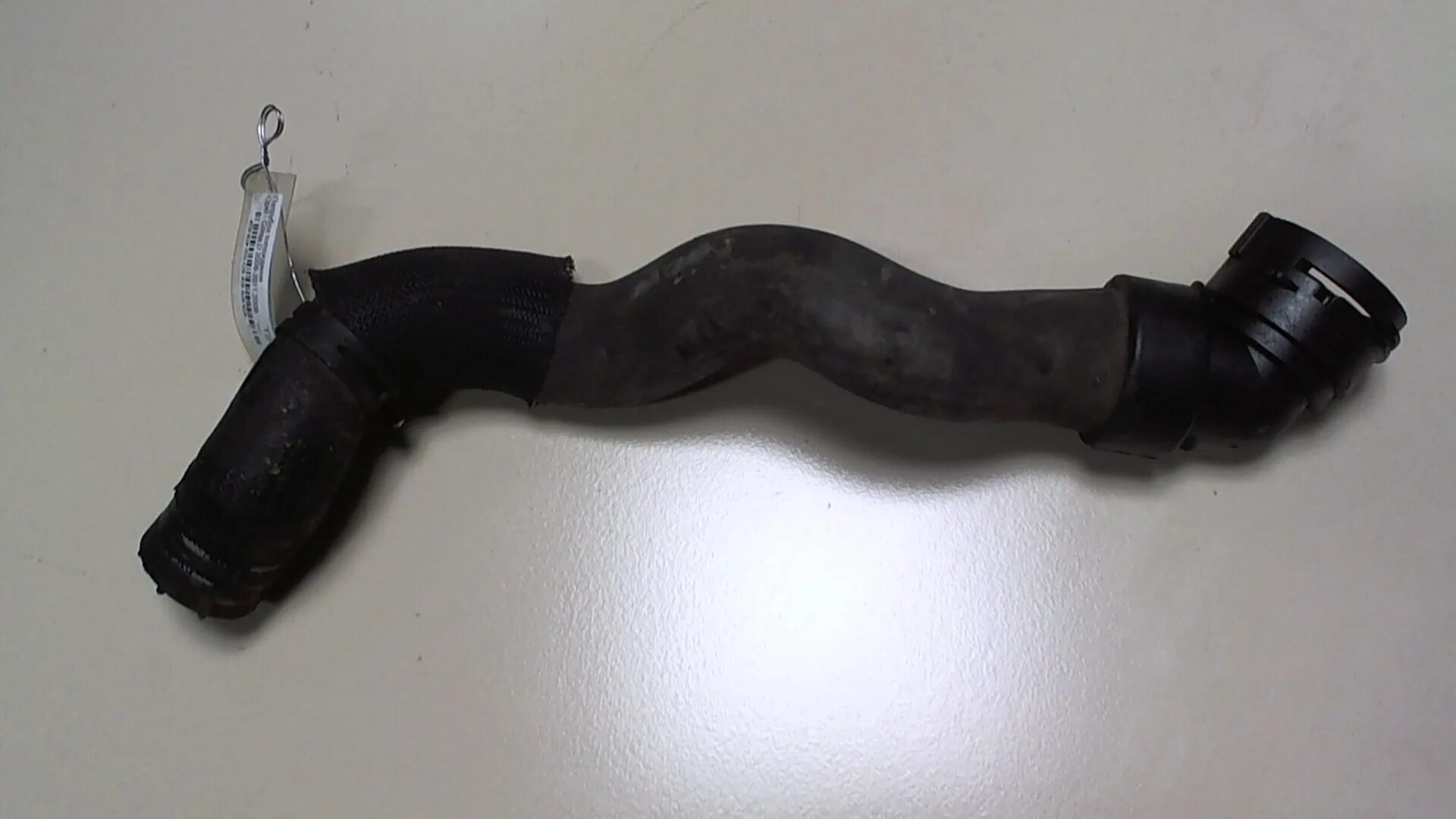 Патрубок охлаждения опель инсигния 1. 8 пластиковый патрубок системы охлаждения. General motors 13118272. Воздушный патрубок антара. Патрубки охлаждения на инсигнии.