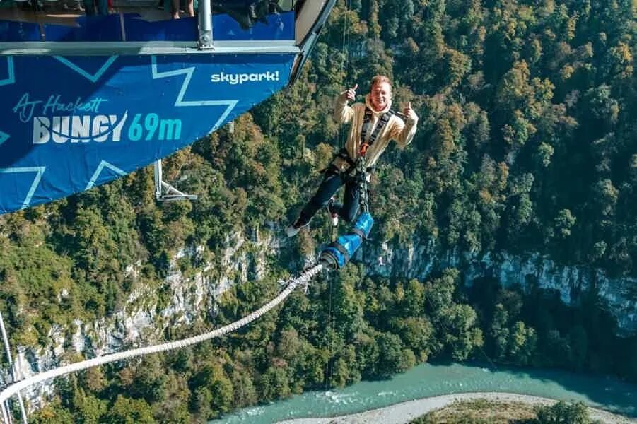 Скай парк сочи 207 метров. Банджи джампинг скай парк сочи. Прыжок в сочи 207 метров. Скайпарк сочи прыжок. Тарзанка сочи скай парк.
