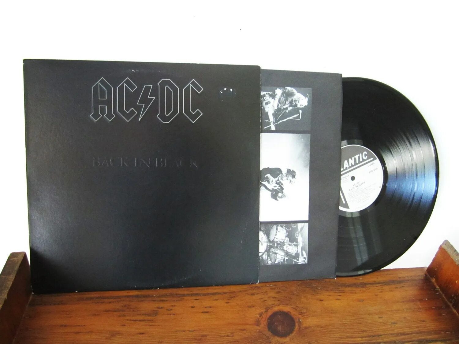 Пластинка AC DC. Пластинка AC DC back in Black. AC DC виниловые пластинки 1983. AC/DC - back in Black винил.