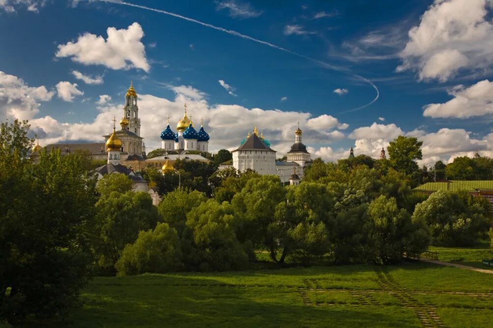 Сергиев посад вк. Сергиев Посад Московская область Лавра. Лавра Сергиев Посад природа. Сергиев Посад монастырь на Холме. Сергиев Посад летом.