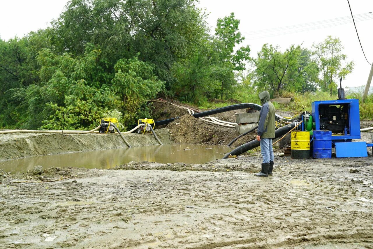 Откачка воды шахты. Оборудование для откачки воды из котлована. Откачка воды с котлована. Откачка воды из котлована насосом. Насос для котлована.