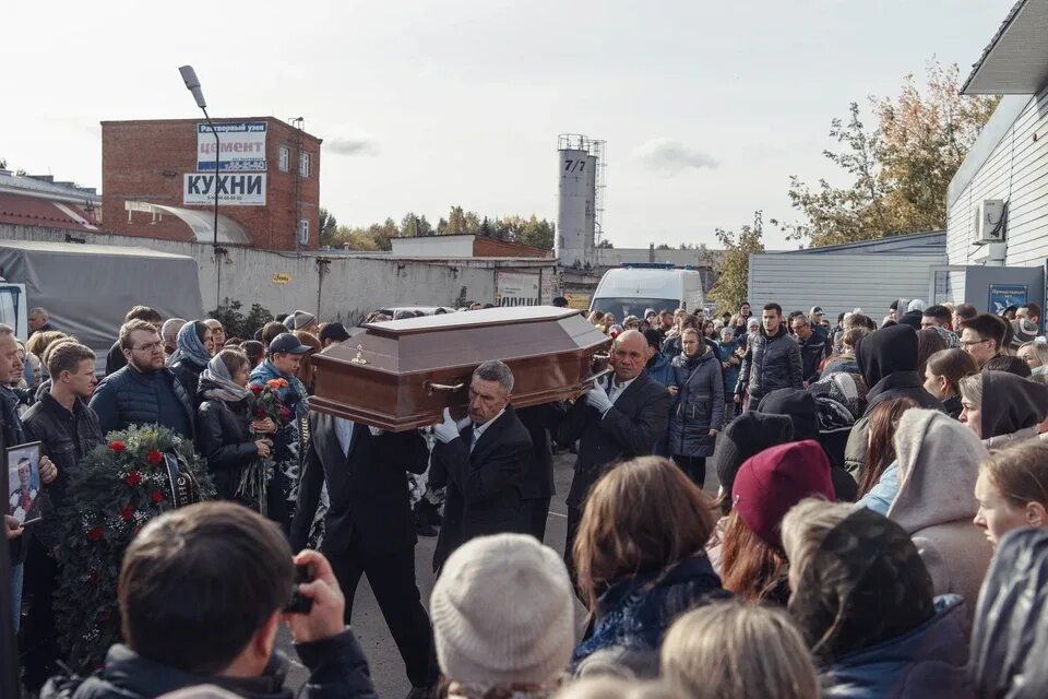 Похоронили начало. Ижевск похороны погибших в школе.