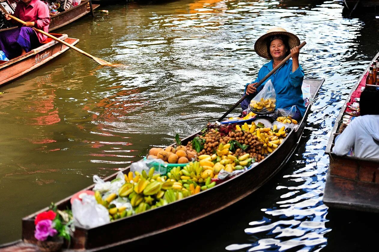 Лодки бангкока. Лодки в Тайланде. Река Квай Таиланд лодка. Деревянные лодки в Таиланде. Тайланд лодки экскурсии.