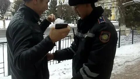 Полиция обыскала на улице