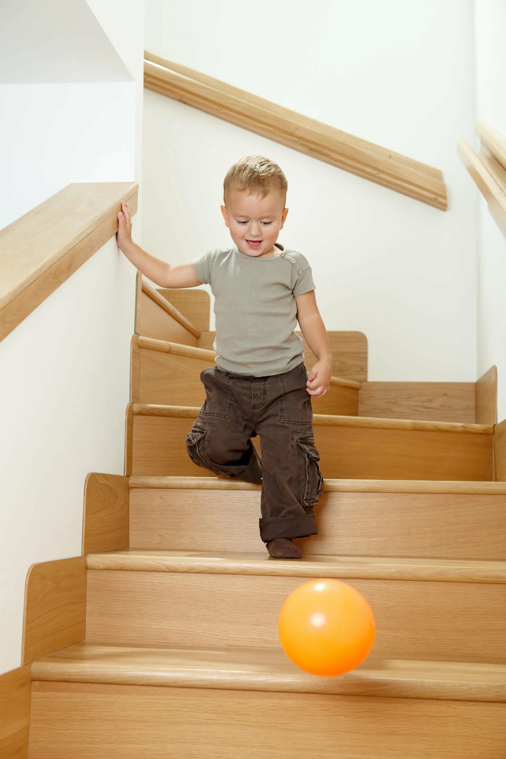 Подняться по деревянной лестнице. Лестница для детей. Лестница в детском саду. Мальчик спускается с лестницы. Мальчик на лестнице.